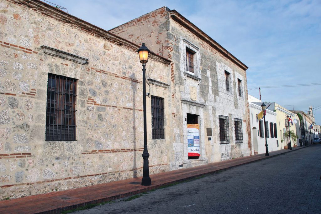 Fachada de la sede de la Sociedad Dominicana de Bibliófilos en la calle Las Damas No. 106, Ciudad Colonial