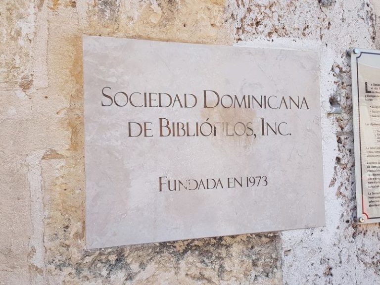 Placa de piedra «Sociedad Dominicana de Bibliófilos, Inc. Fundada en 1973»