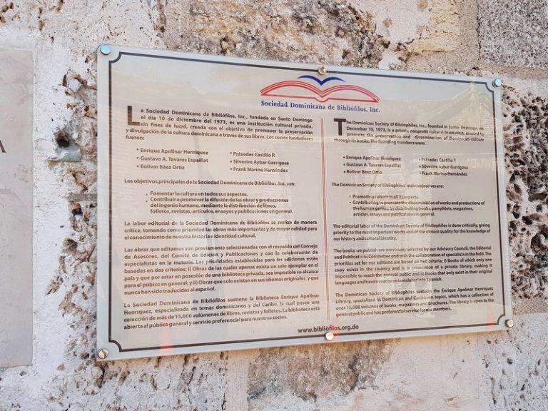 Placa de la Sociedad Dominicana de Bibliófilos con sus objetivos y socios fundadores
