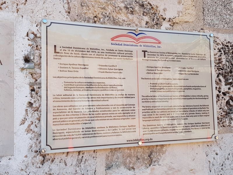 Placa de la Sociedad Dominicana de Bibliófilos con sus objetivos y socios fundadores