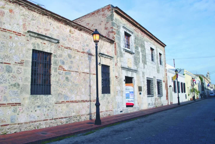 Fachada de piedra de la Sociedad Dominicana de Bibliófilos en la calle Las Damas